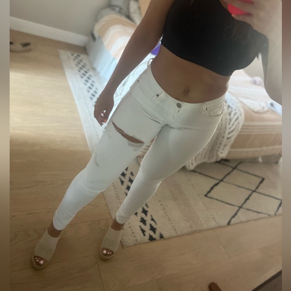 White Ripped Jeans ⭐️4-4-1⭐️ - Picture 1 of 9